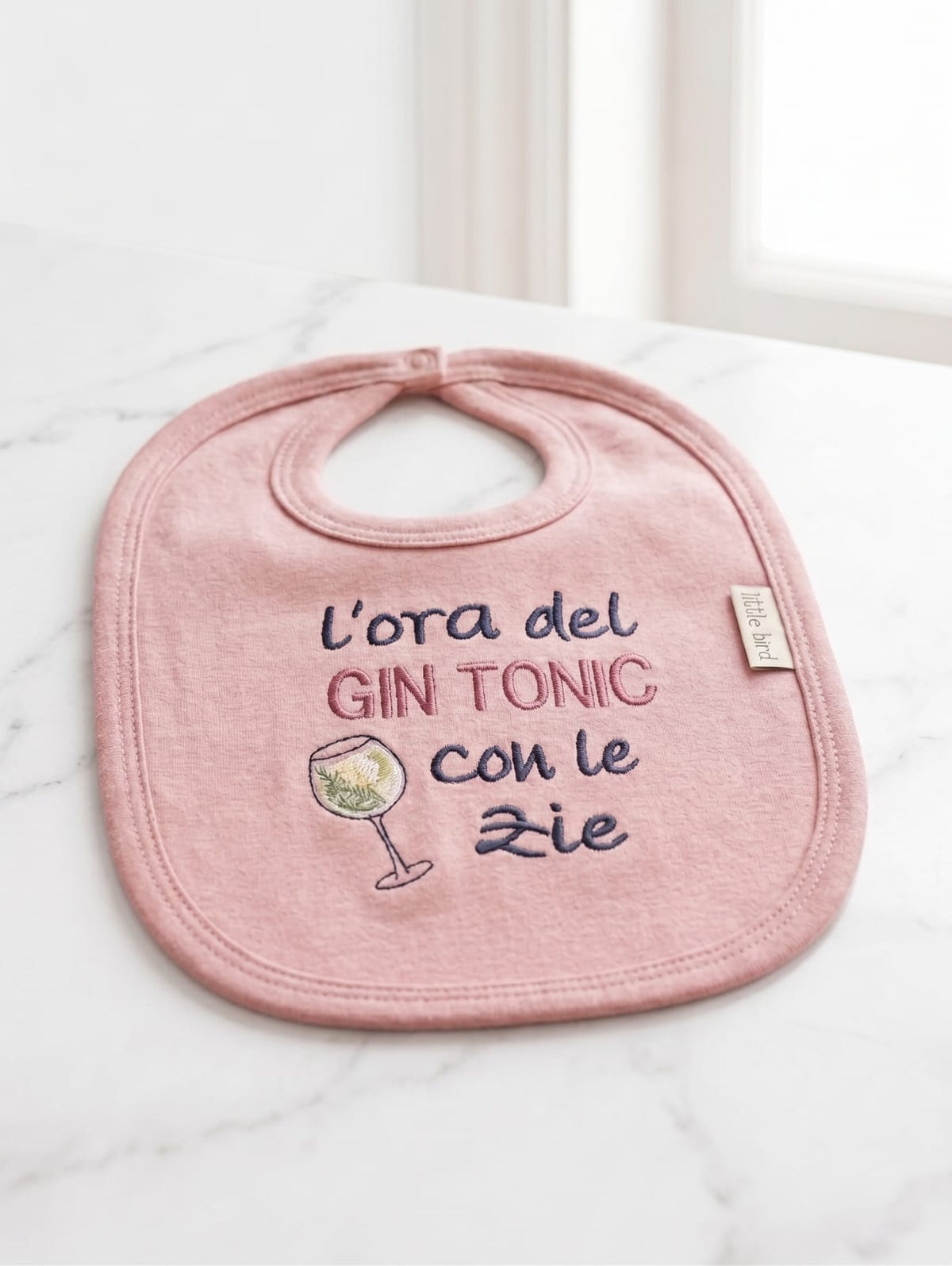 Bavetta rosa ricamata con la frase L’ora del Gin Tonic con le Zie