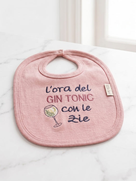 Bavetta rosa ricamata con la frase L’ora del Gin Tonic con le Zie