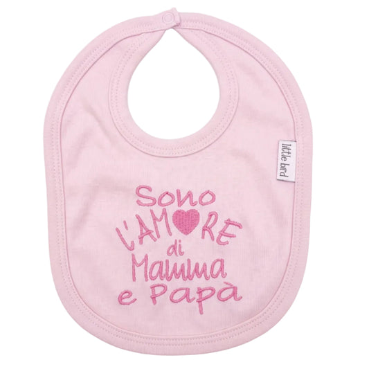 Dettaglio del ricamo rosa con cuore sulla bavetta Sono l’amore di mamma e papà