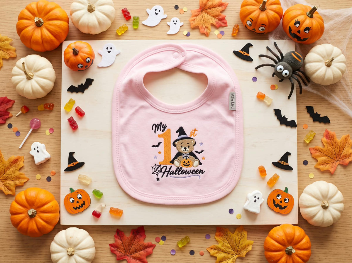 Bavetta rosa My 1st Halloween con orsetto streghetta in ambientazione Halloween