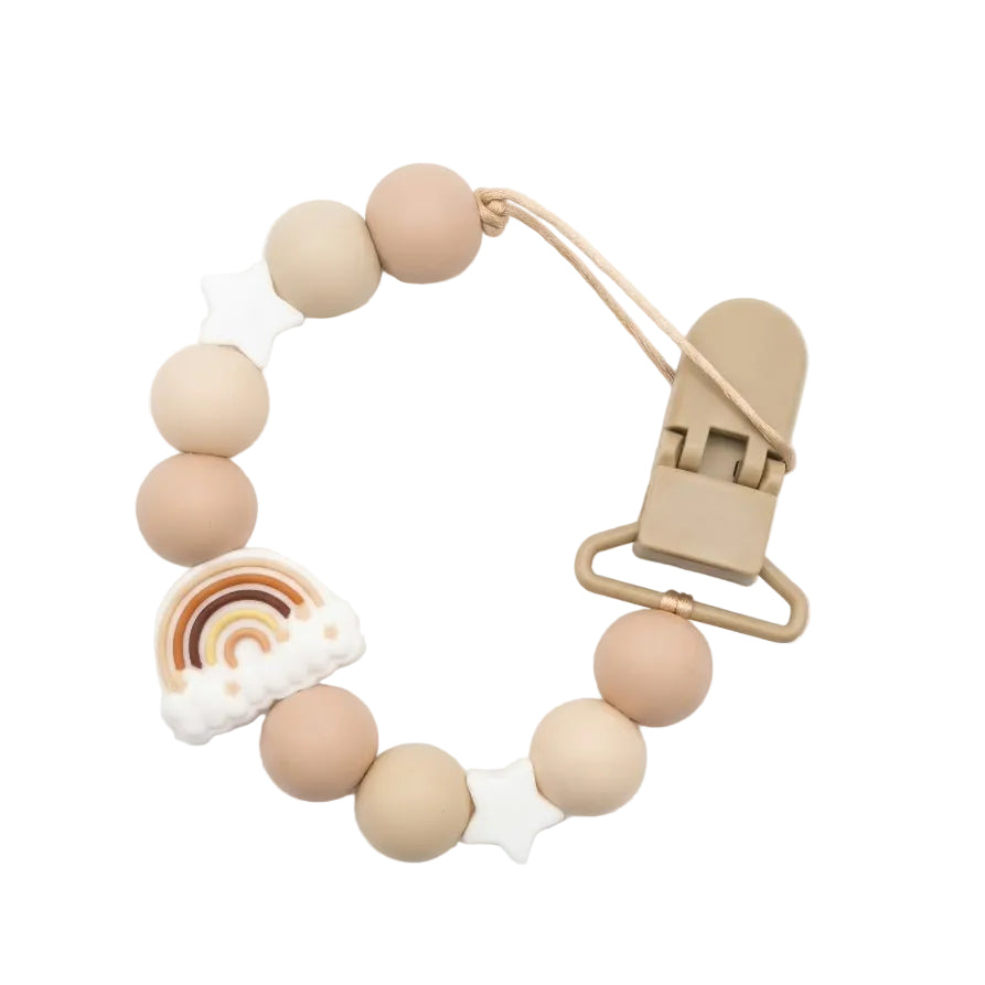 Portaciuccio arcobaleno beige su tessuto chiaro con foglie di eucalipto