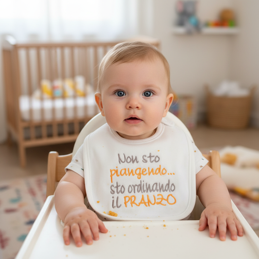 Baby wearing Pranzo bib