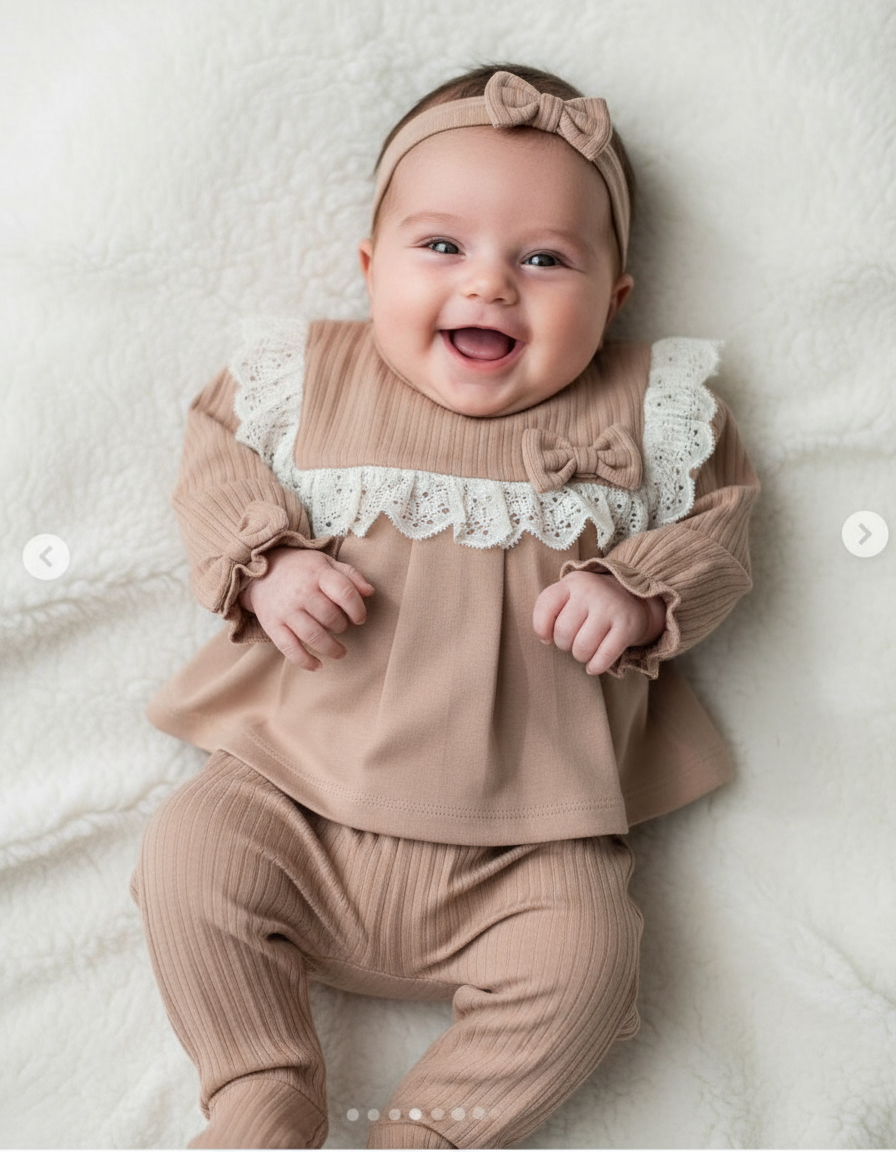 Bambina con set cammello - sdraiata
