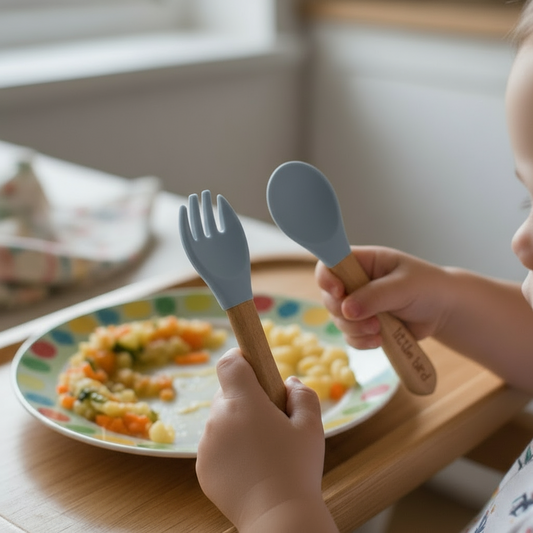 Set Posate Svezzamento Little Bird Dusty Blue - Cucchiaio e Forchetta con Manico in Legno e Testa in Silicone BPA Free
