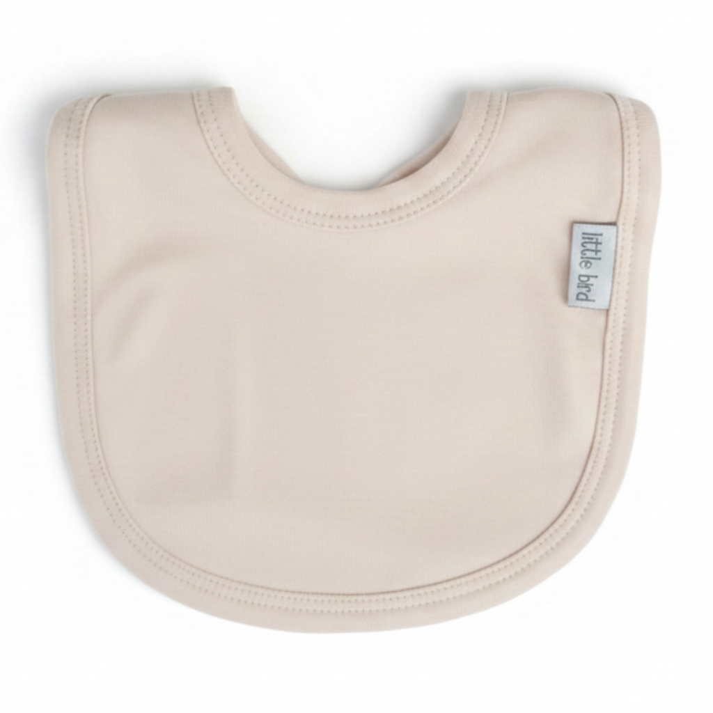 Bavetta beige sfondo bianco professionale