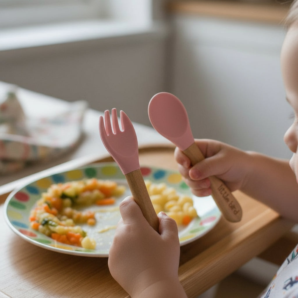 Set Posate Svezzamento Little Bird Rose Pink - Cucchiaio e Forchetta con Manico in Legno e Testa in Silicone BPA Free