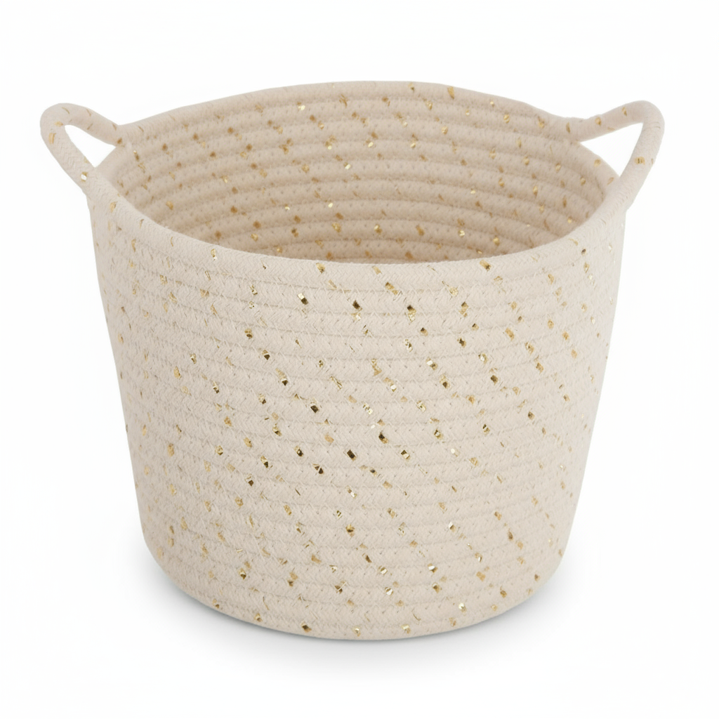 Cesto portaoggetti su sfondo bianco