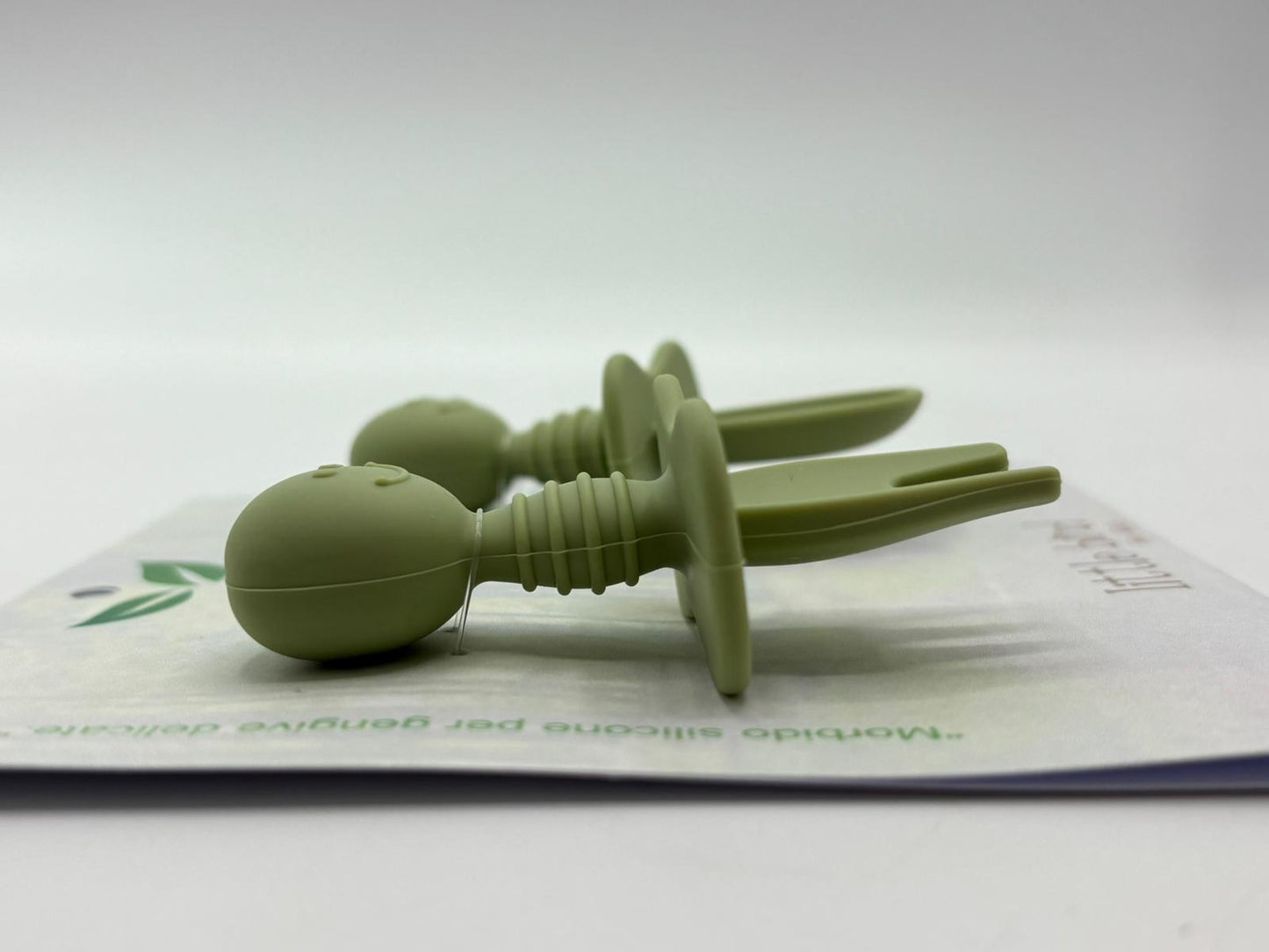 Set Posate Svezzamento 2-in-1 in Silicone BPA Free Olive - Forchetta e Cucchiaio Massaggiagengive Little Bird