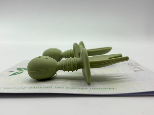 Set Posate Svezzamento 2-in-1 in Silicone BPA Free Olive - Forchetta e Cucchiaio Massaggiagengive Little Bird