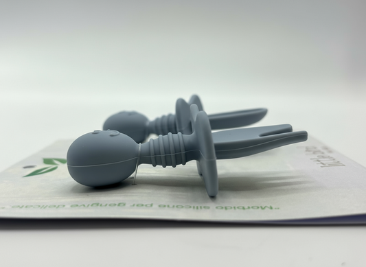 Set Posate Svezzamento 2-in-1 in Silicone BPA Free Dusty Blue - Forchetta e Cucchiaio Massaggiagengive Little Bird