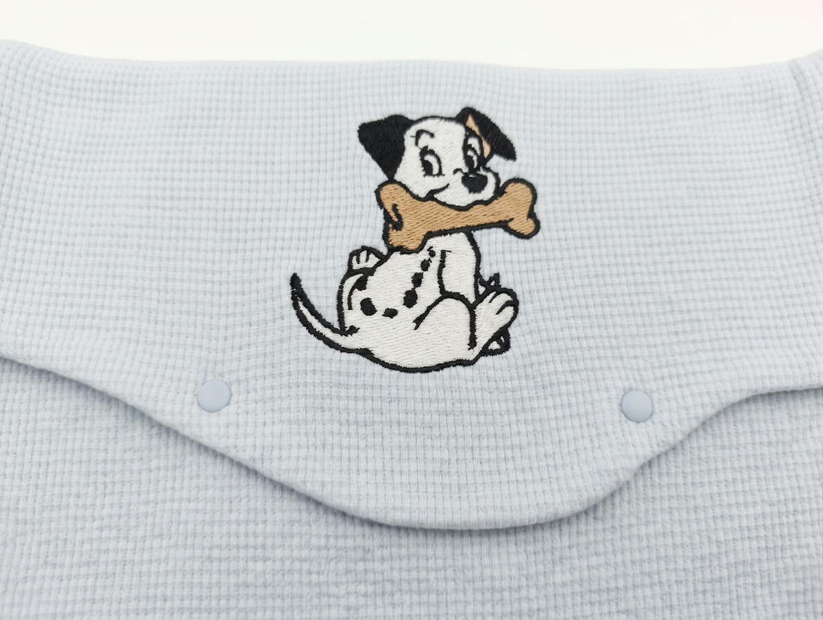 Dettaglio del ricamo cucciolo dalmata con osso
