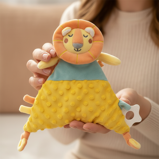 Doudou leoncino nelle mani della mamma