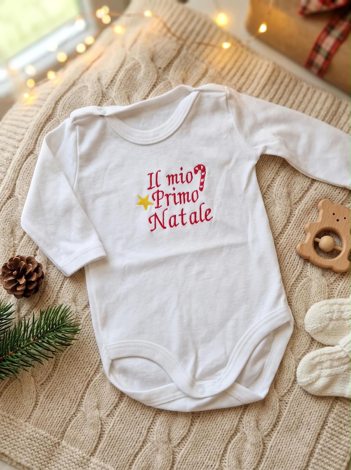 Dettaglio ricamo Il mio primo Natale con stella e bastoncino di zucchero