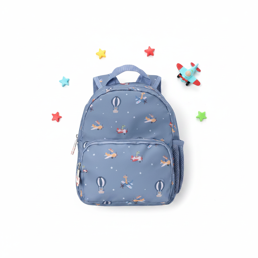 Zainetto Piccolo Planes flat lay - sfondo bianco con accessori