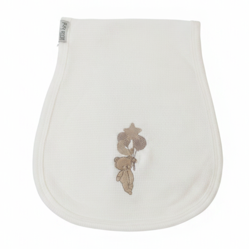 Telospalla bianco con ricamo orsetto con palloncini su sfondo bianco