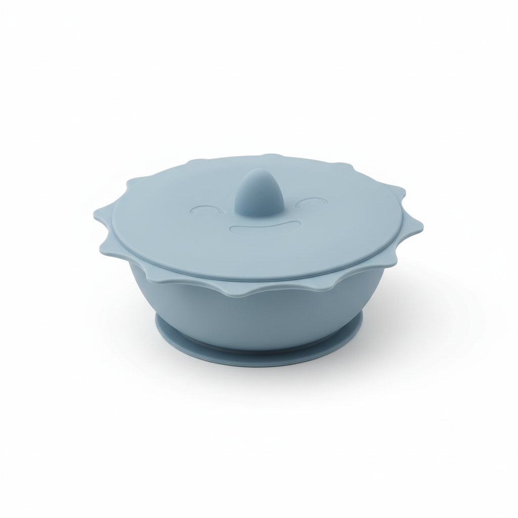 Ciotola sole dusty blue in silicone su sfondo bianco