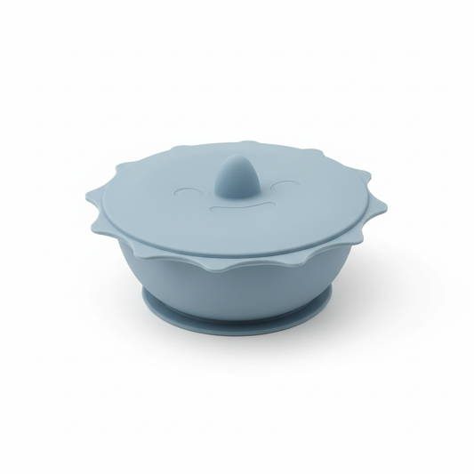 Ciotola sole dusty blue in silicone su sfondo bianco