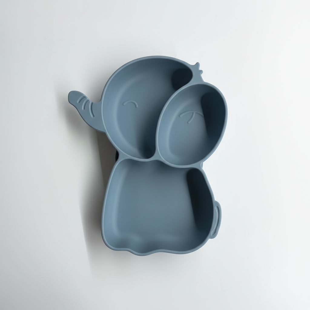 Piatto Elefante Dusty Blu in silicone su sfondo bianco