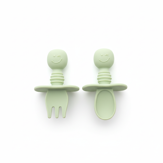 Set posate svezzamento verdi Little Bird sfondo bianco