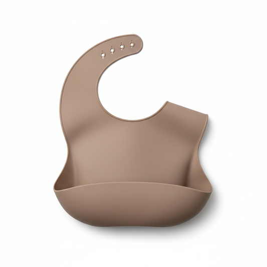 Bavetta beige scuro in silicone su sfondo bianco