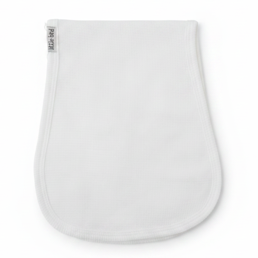 Telospalla bianco piegato su sfondo bianco