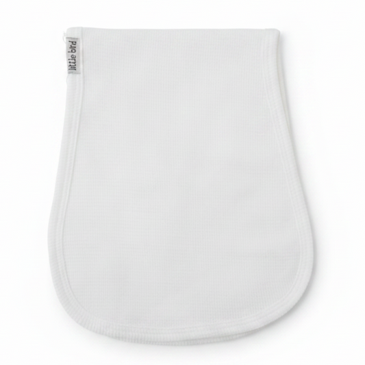 Telospalla bianco piegato su sfondo bianco