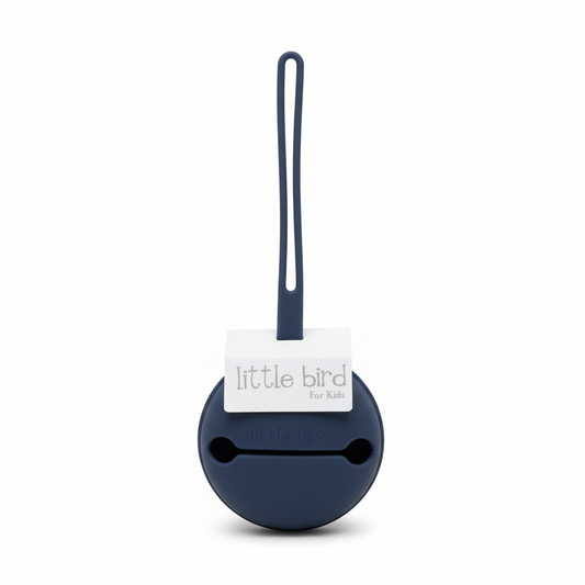 Portaciuccio in silicone blu navy su sfondo bianco