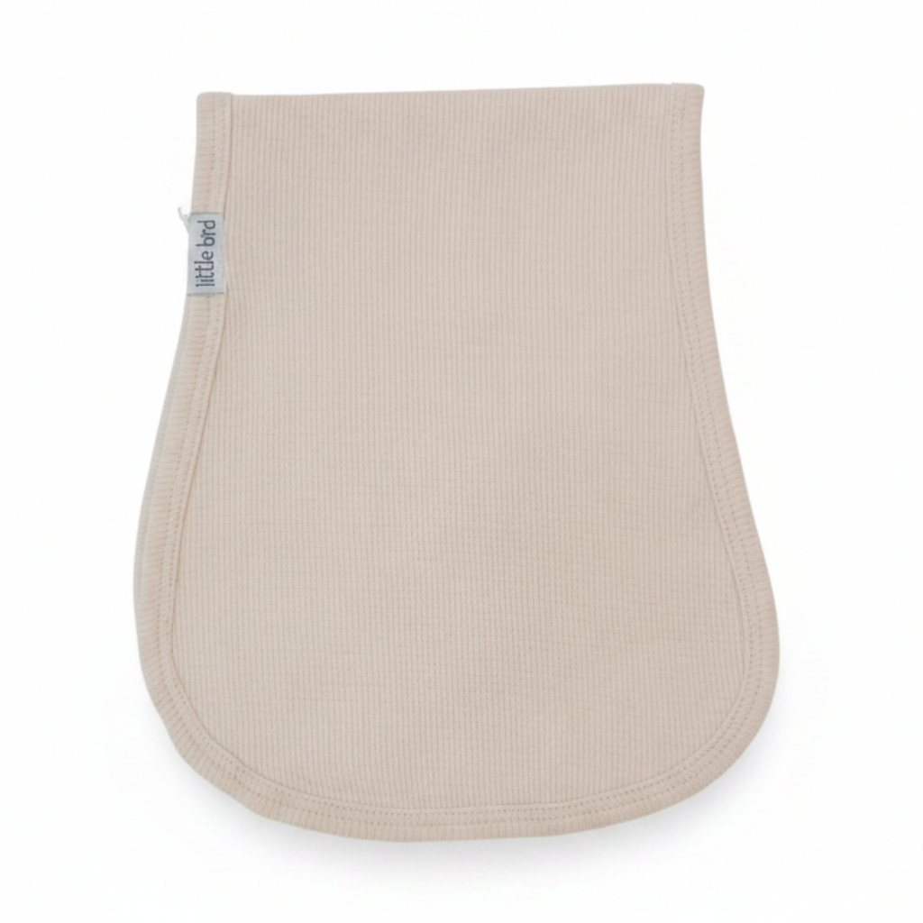 Telospalla beige piegato su sfondo bianco