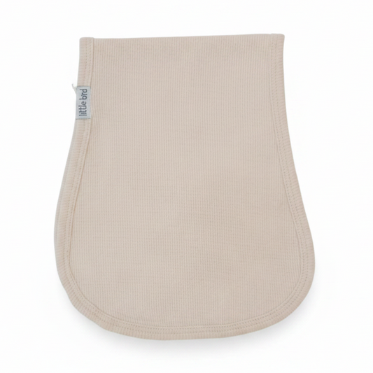 Telospalla beige piegato su sfondo bianco