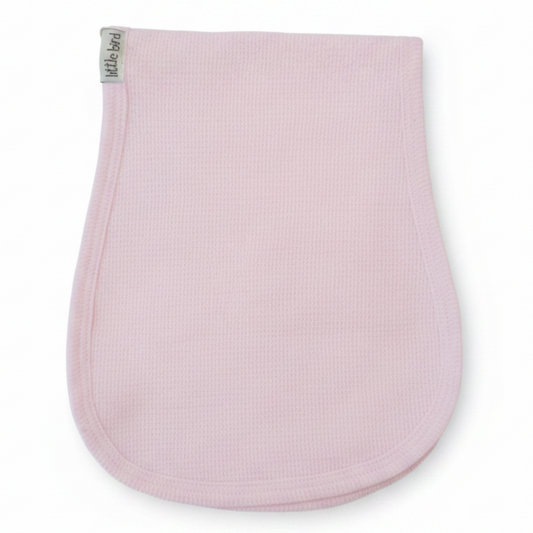 Telospalla rosa piegato su sfondo bianco
