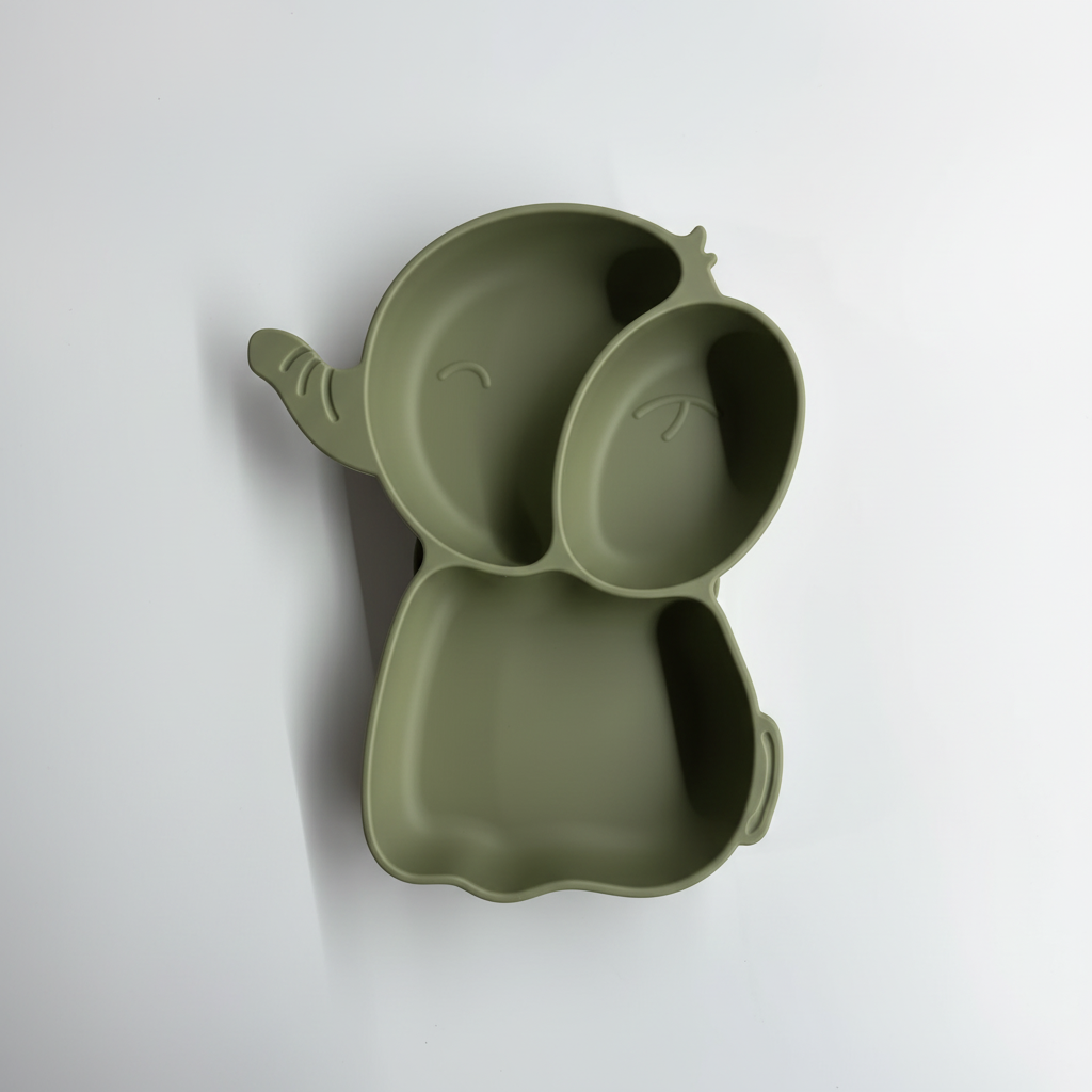 Piatto Elefante Olive in silicone su sfondo bianco