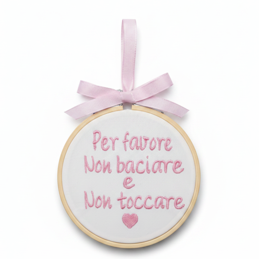 Telaio ricamato non baciare non toccare sfondo bianco