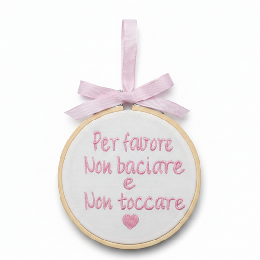 Telaio ricamato non baciare non toccare sfondo bianco