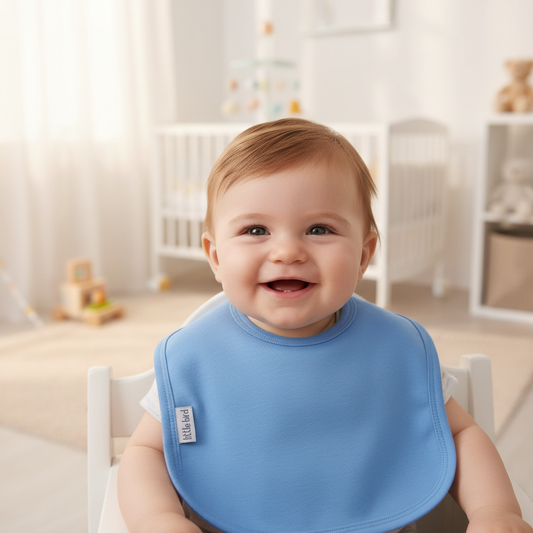 Bambino che indossa la bavetta blu Little Bird