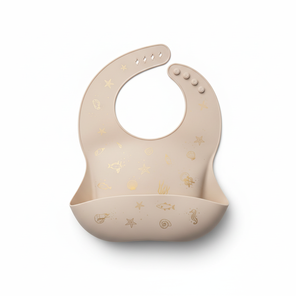Bavetta beige con oro mare in silicone su sfondo bianco