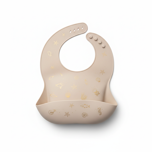 Bavetta beige con oro mare in silicone su sfondo bianco