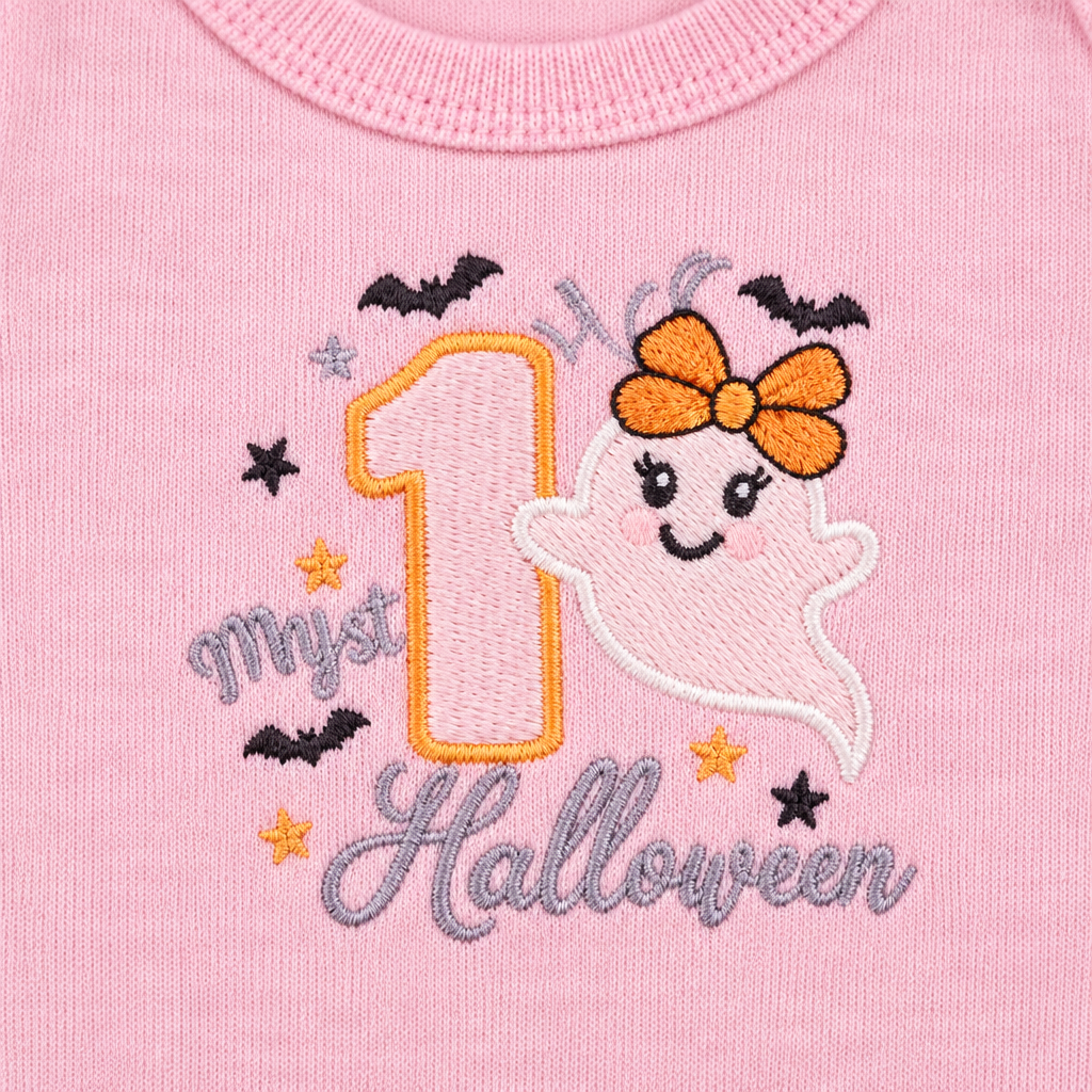 Primo piano del ricamo Halloween con fantasmino e fiocco sul body rosa