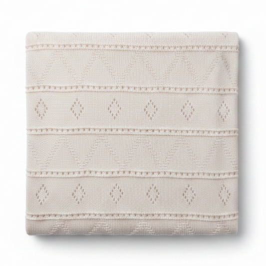 Copertina triangoli traforati beige sfondo bianco professionale - Little Bird