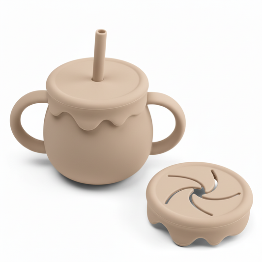 Bicchiere sippy beige sfondo bianco