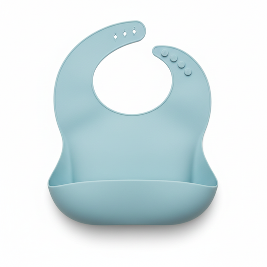 Bavetta celeste in silicone su sfondo bianco