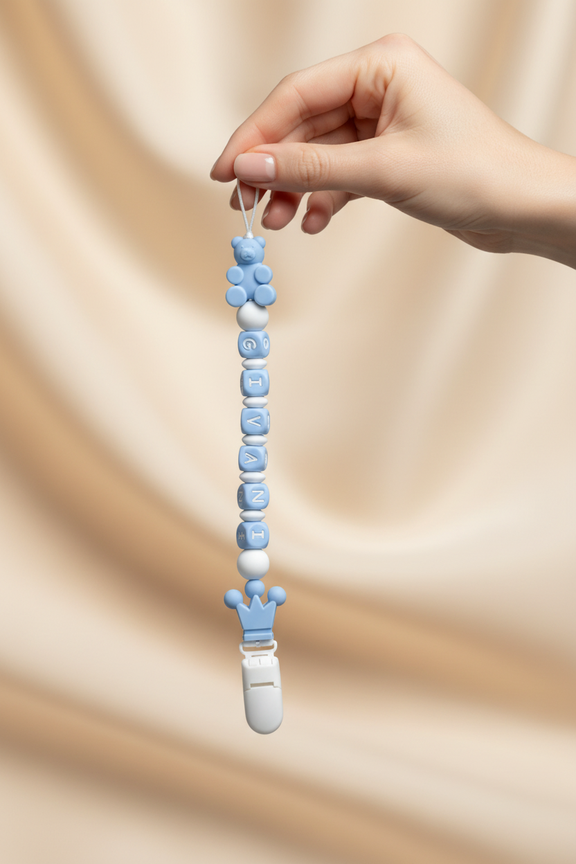 Catenella portaciuccio orsetto azzurro in mano lifestyle