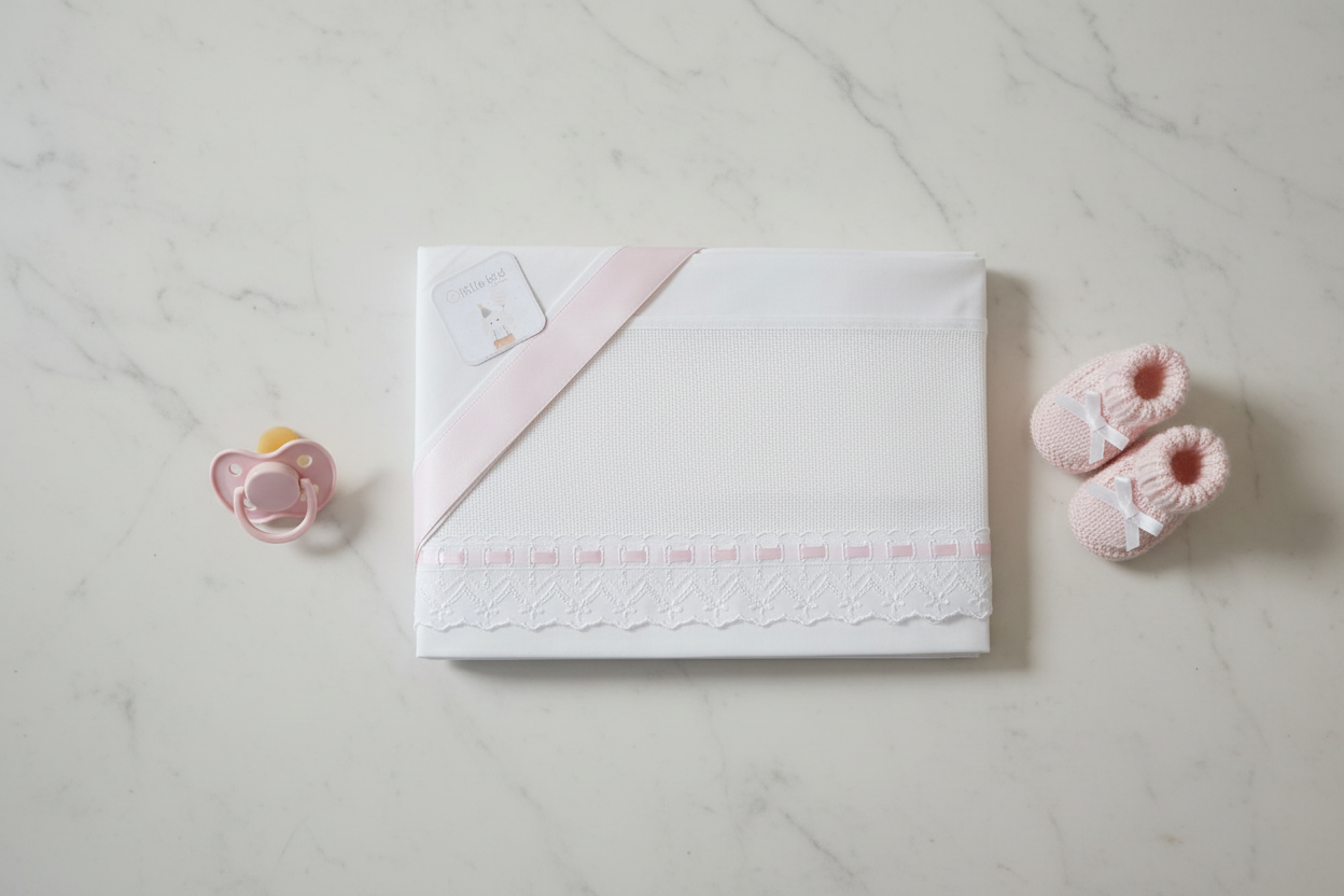Lenzuolino Culla Rosa Pizzo - lifestyle flat lay