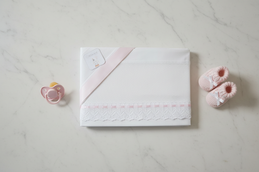 Lenzuolino Culla Rosa Pizzo - lifestyle flat lay