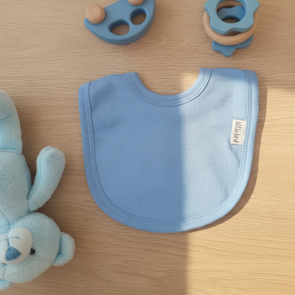 Bavetta blu Little Bird lifestyle con props