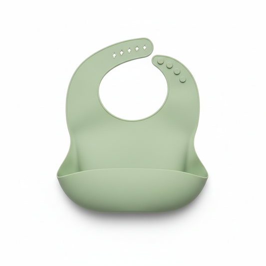 Bavetta verde in silicone su sfondo bianco