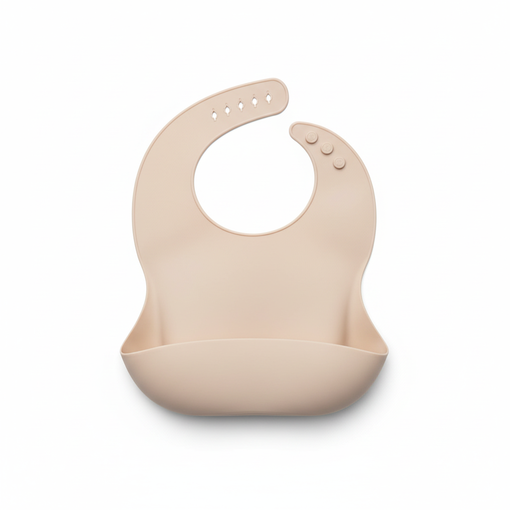 Bavetta beige chiaro in silicone su sfondo bianco