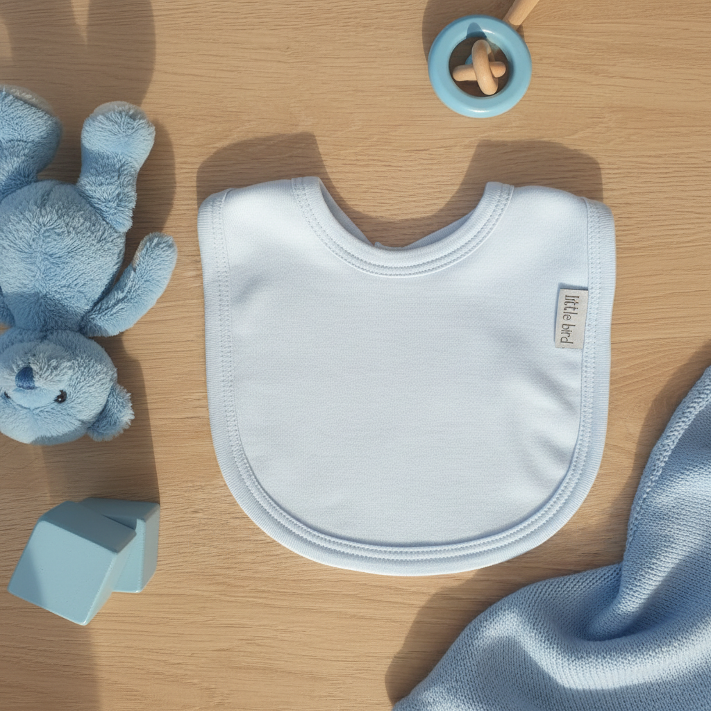 Bavetta celeste Little Bird lifestyle con props