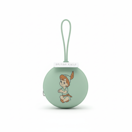 Portaciuccio Peter Pan in silicone verde su sfondo bianco