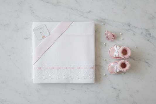 Lenzuolino Rosa Pizzo - lifestyle flat lay
