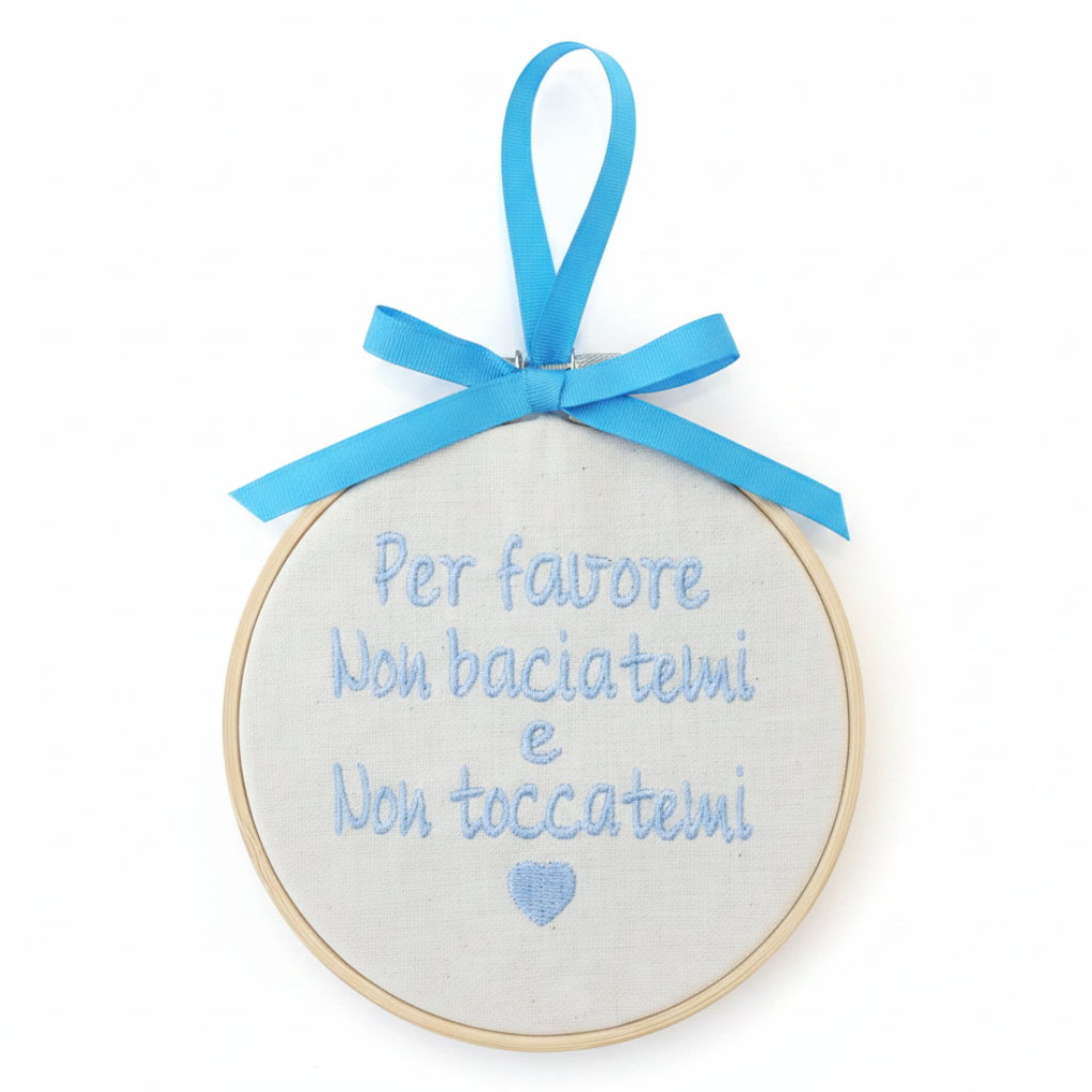 Telaio ricamato non baciatemi sfondo bianco studio
